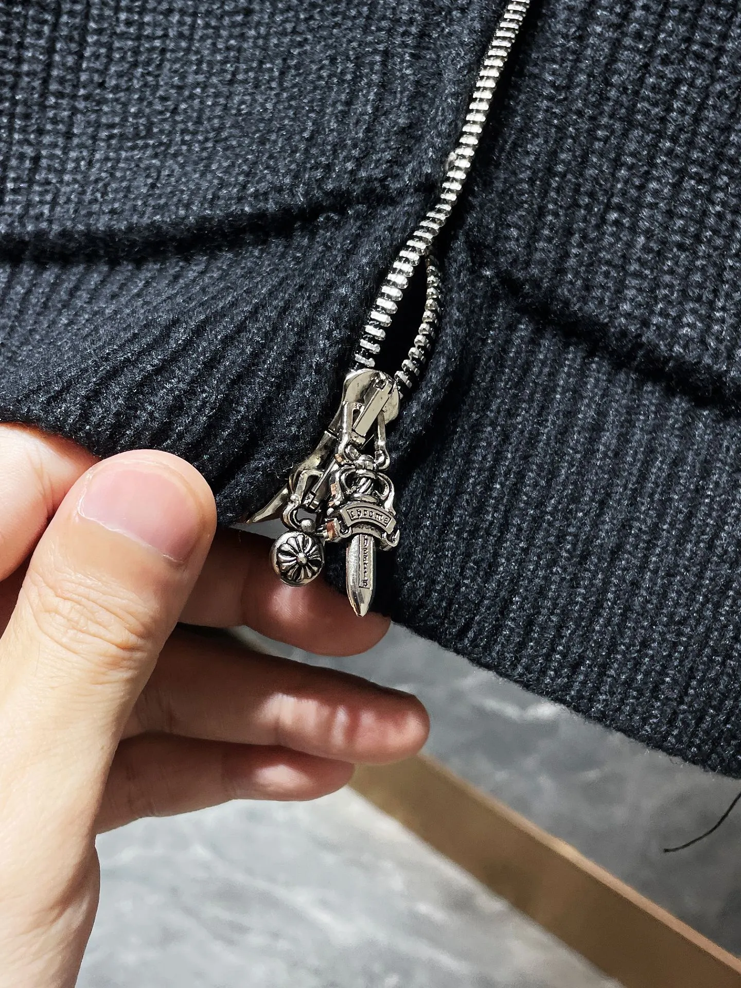 P276 Chrome Hearts Autumn and Winter Sweater Series The same zipper sweater as the official website. Customized version of double-ended zipper➕leather handmade silver buckle craftsmanship. Selected high-quality wool and 100% cotton knitted fabric. Not the ordinary version on the market! ! Recommended color: black Size: S, M, L, XL